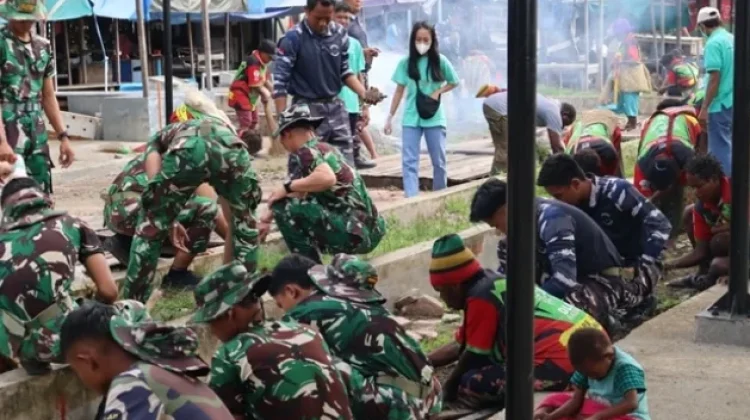 TNI-Polri, Pemda dan Warga Nabire, Bersihkan Pasar Oyehe