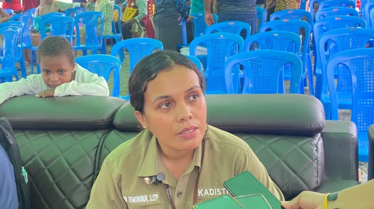 Plt. Kepala Distrik Wania Pastikan Penyaluran Bantuan Perumahan Tepat Sasaran