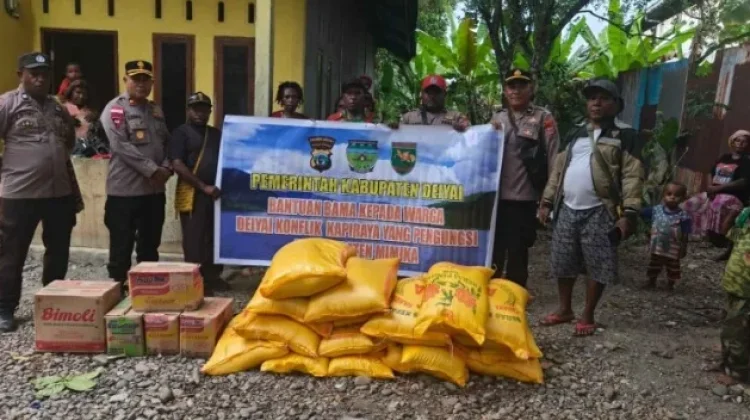 Pemkab Deiyai-Polres Serahkan Bantuan Bama kepada Pengungsi Kapiraya di Timika