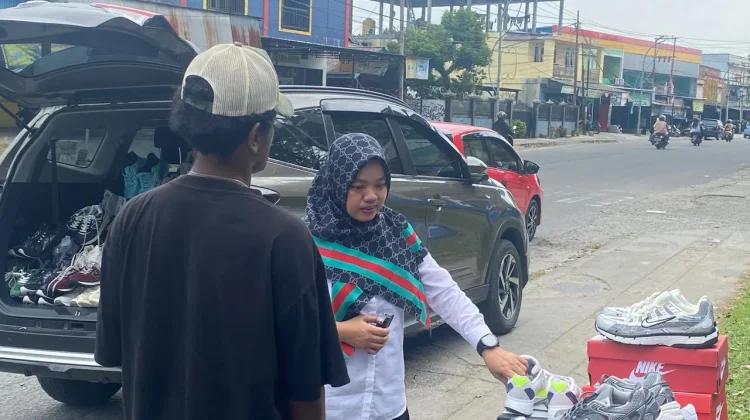 Hobi Fashion Jadi Peluang Aldo Rumlus Buka Usaha Sepatu di Timika