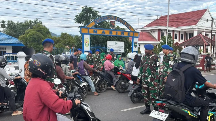 Persit Denpom XVII/1 Nabire Bagikan Takjil, Pererat Silaturahmi di Bulan Ramadhan