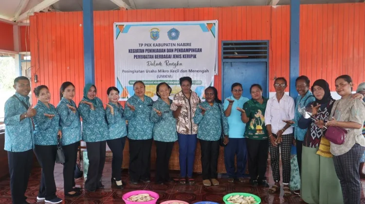 TP-PKK Nabire Tinjau & Dampingi Pembuatan Keripik, Dorong Peningkatan UMKM