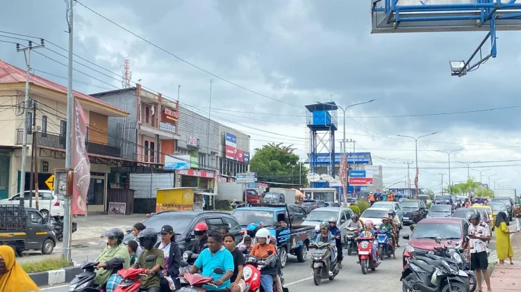 Polisi Lakukan Pengamanan Lalu Lintas di Pasar Sentral Mimika jelang Lebaran