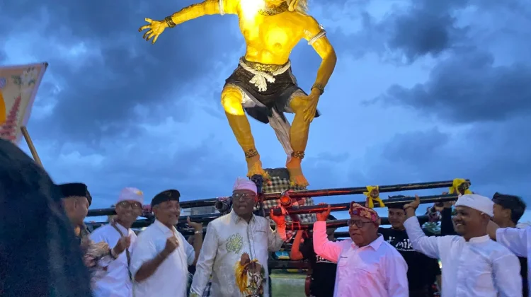 Bupati Mimika Ajak Warga Perkuat Harmoni dalam Perayaan Tawur Agung Kesanga
