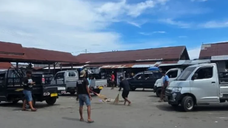 Sopir Terminal Pasar Kalibobo Nabire Gelar Kerja Bakti Bersihkan Sampah