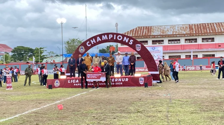 Tiga Pemain Terbaik Liga 4 Papua Tengah Terima Penghargaan