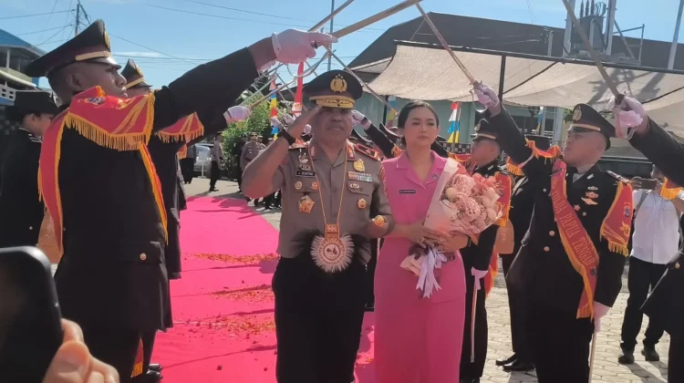 Pedang Pora Sambut Kapolda Baru Papua Tengah, Jermias Rontini Resmi Tiba di Nabire