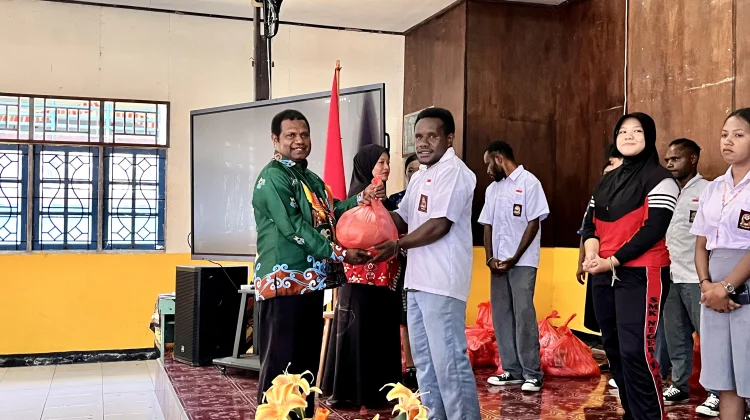 HUT ke-37, SMKN 1 Nabire Bagikan Paket Sembako Kepada Siswa/i