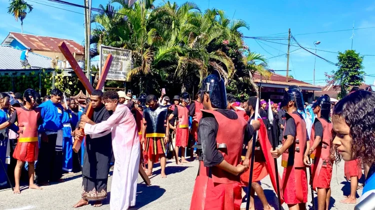 Jalan Salib Hidup di Mimika oleh OMK St.Stefanus,Mengajak Umat Berani Berkorban