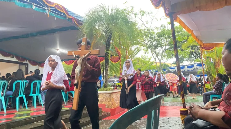 Jumat Agung di Katedral Tiga Raja Timika Berlangsung Khusyuk dan Penuh Makna
