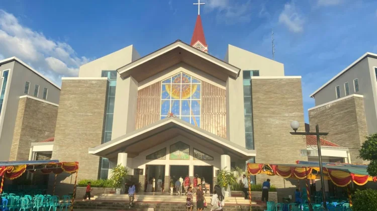 Malam Paskah di Katedral Tiga Raja Timika Berlangsung Khidmat dan Penuh Makna