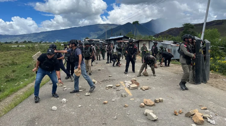 TNI – Polri Bongkar Palang Jalan di Ekemanida Kabupaten Dogiyai