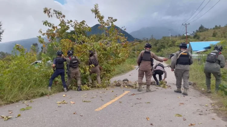 Anggota Polri buka palang di ruas Moanemani–Distrik Mapia, hadirkan keamanan warga