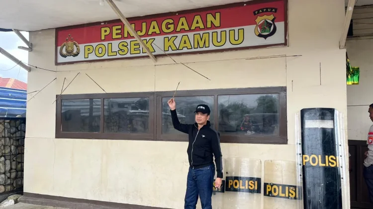 Irwil V Itwasum Polri Tinjau Polsek Kamuu Pasca Penyerangan dengan Anak Panah