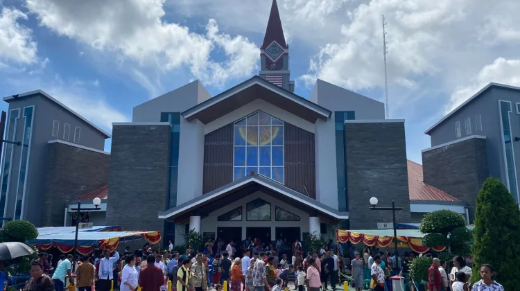 Sukacita Paskah di Gereja Katedral Tiga Raja, Umat Diajak Bangkit dalam Iman