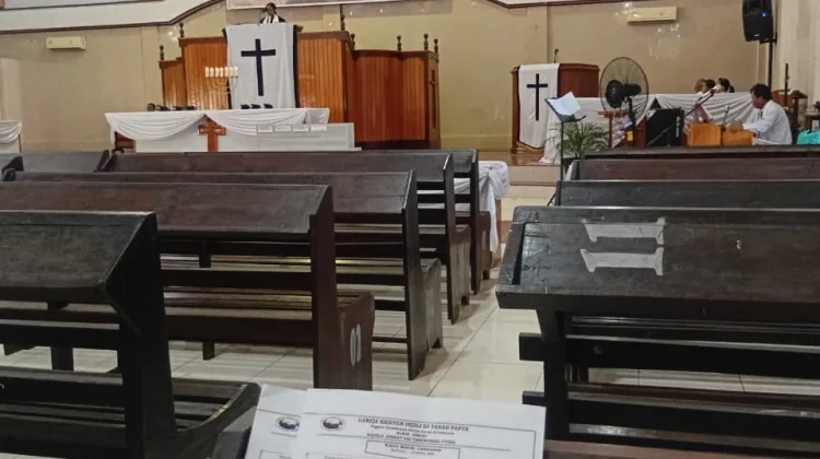 Ibadah Minggu Sore di Gereja Tabernakel Oyehe