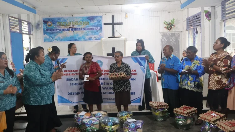 TP PKK Nabire Gelar Pembagian Sembako Bagi Lansia GKI Alfa Omega Wanggar  Nabire