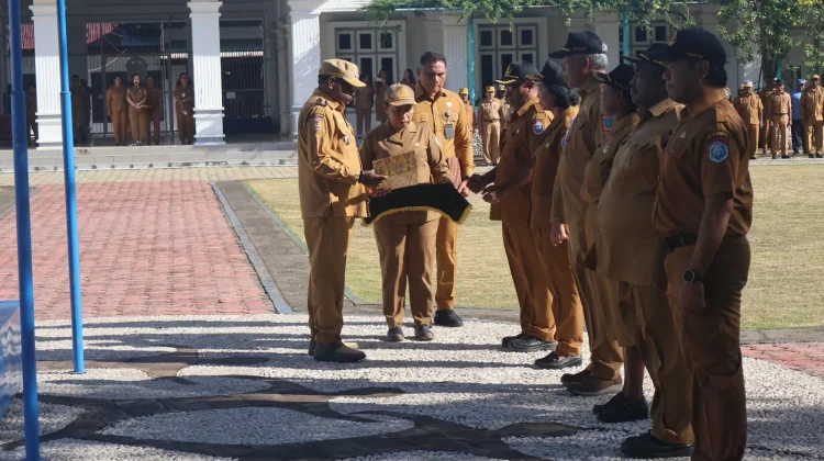 Pemkab Nabire Gelar Apel Awal Bulan Dirangkai Pembagian SK Kenaikan Pangkat