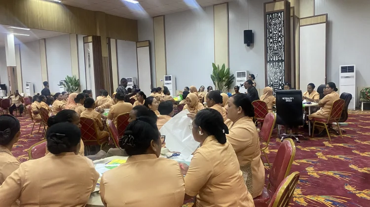 Dorong Kreativitas Anggota, DWP Papua Tengah Adakan Pelatihan Merangkai Bunga