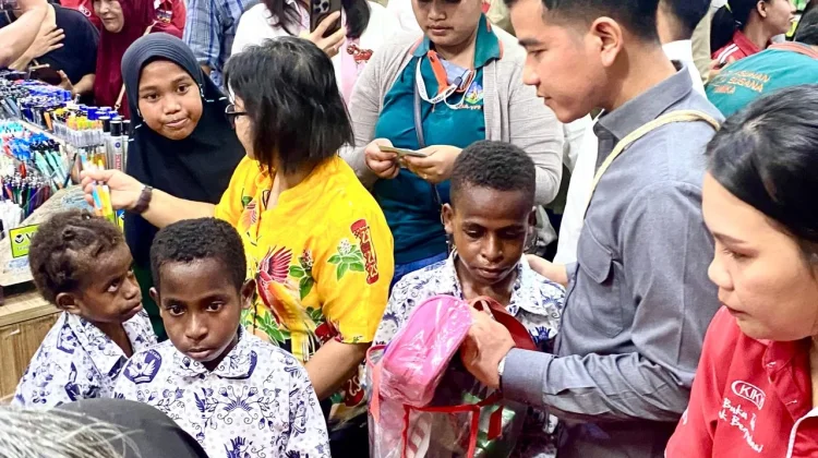 Kunjungan di Timika, Wapres Gibran Borong Perlengkapan Sekolah untuk Anak Yatim