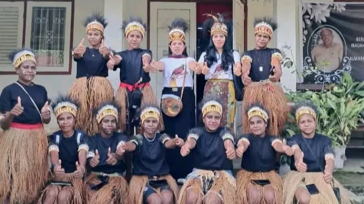Semangat Kartini dari Mimika, Guru Seni Budaya Tanamkan Cinta Tanah Air