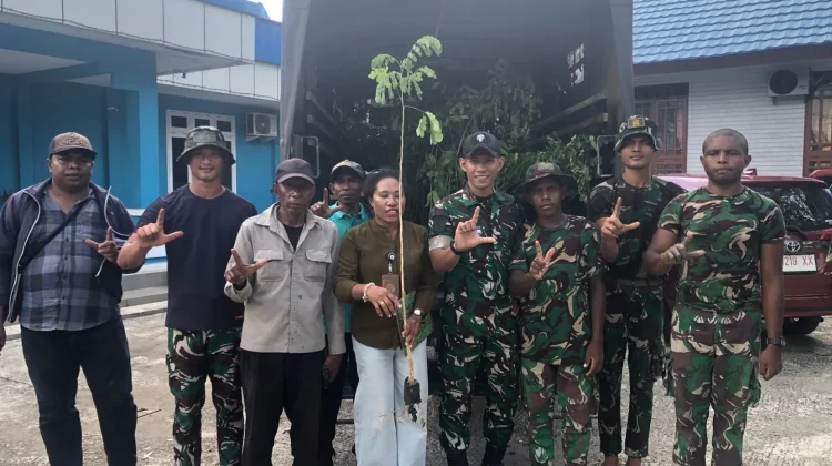 DLHKP PT  Kembali Menyalurkan 275 Koker Bibit Tanam Kepada Batalion 804/DBAY Nabire