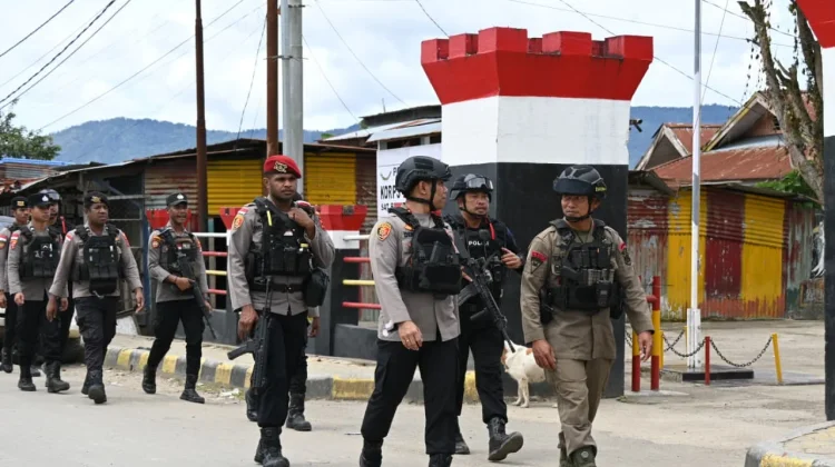 Jaga Sitkamtibmas Kondusif, Plt.Kapolres Dogiyai Patroli Jalan Kaki