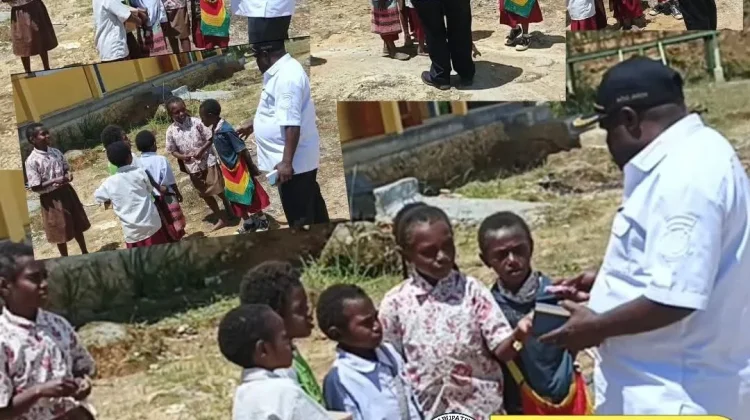 Bupati Dogiyai Bagikan Uang Beli Alat Tulis, Untuk Siswa SD Mapia