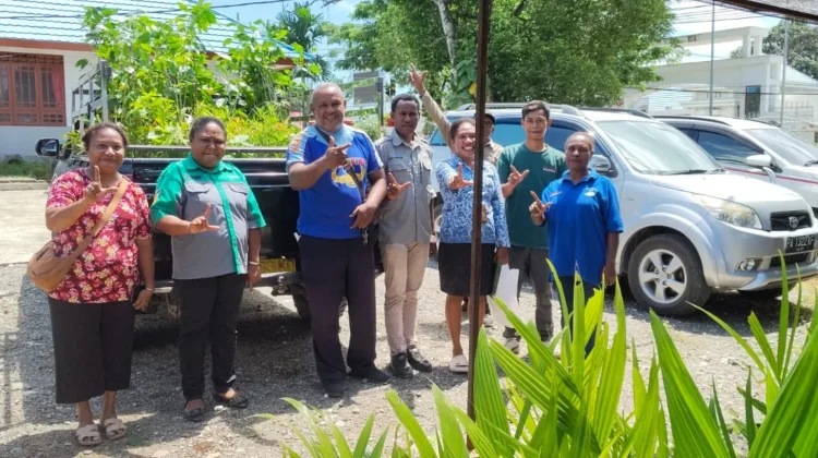 DLHKP PT Kembali Salurkan Bibit Tanaman Kepada Jemaat GKI Siloam Sanoba Nabire