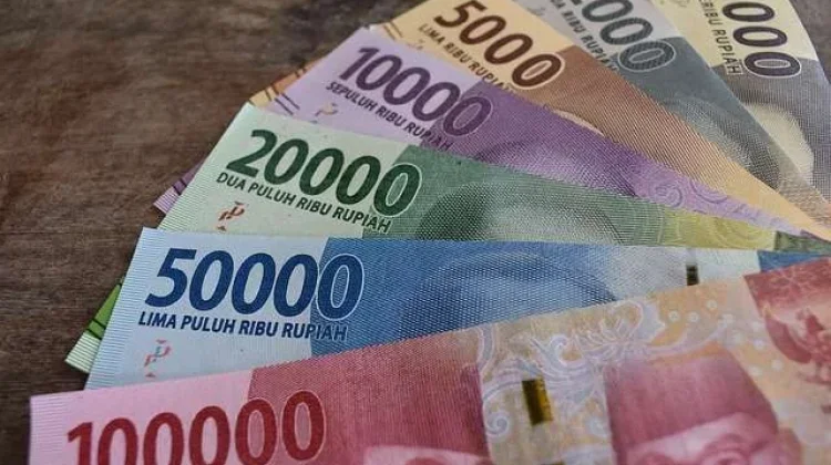 Rupiah Terkoreksi ke Rp17.295, Tekanan Global Masih Tinggi