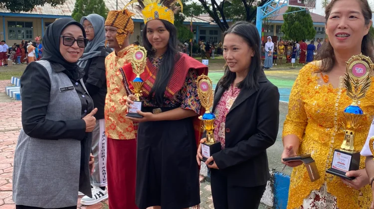 Kepala RRI Nabire, Serahkan Piala Kepada Peserta Lomba Hardiknas 2026
