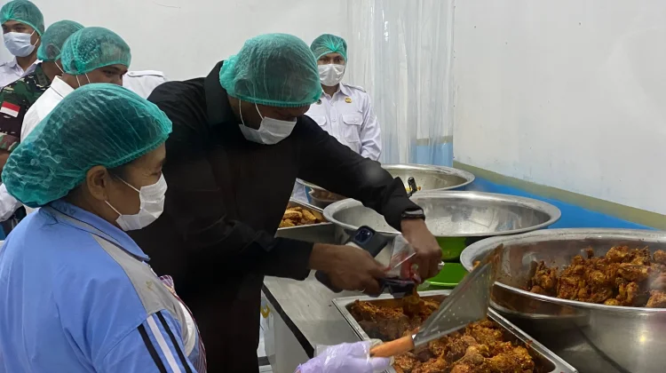 Yan Mandenas Sidak SPPG Oyehe Nabire, Akui Makanan Enak Dan Bergizi