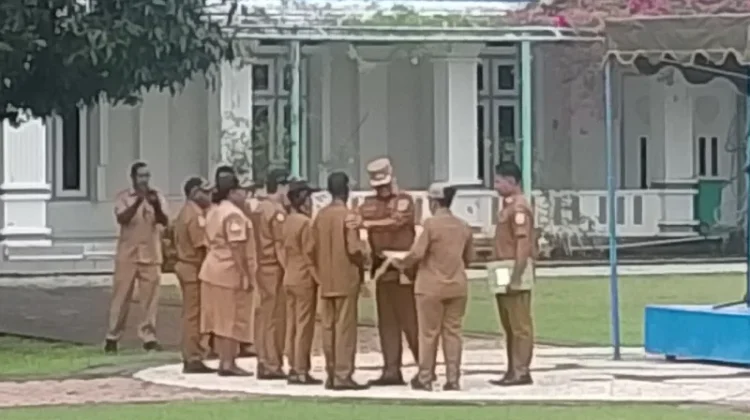 Penyerahan SK Kenaikan Pangkat dan SK Pensiun di Lingkungan Pemkab Nabire