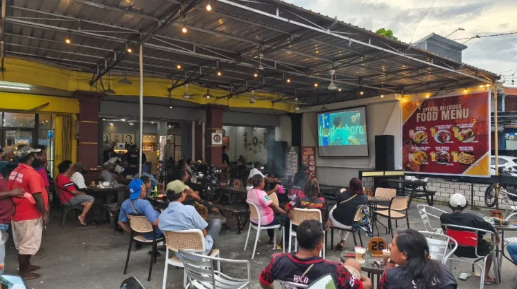 Persipura di Nabire Bersama Suporter Di Cafe Bete Nabire