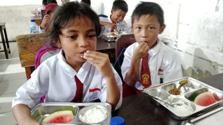 MBG Perdana Hadir di SDN 01 dan 03 Kota Lama Nabire, Ribuan Siswa Antusias