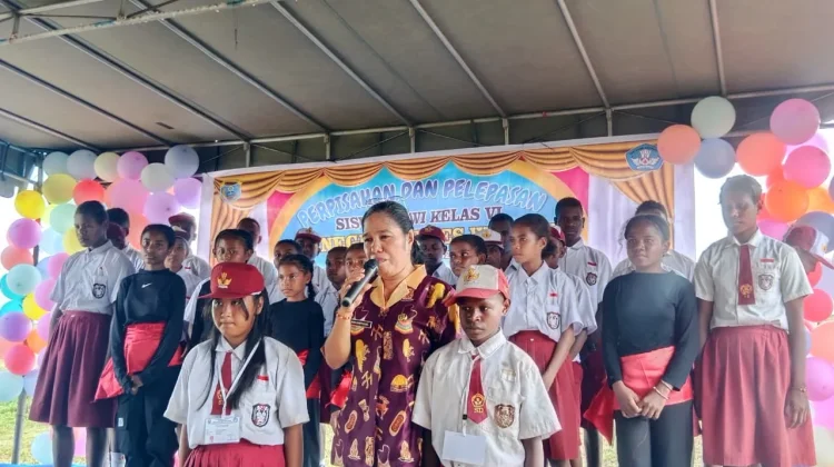 Suasana Haru Warnai Pelepasan Siswa Kelas VI SD Waroki, Kepsek beri Pesan Menyentuh