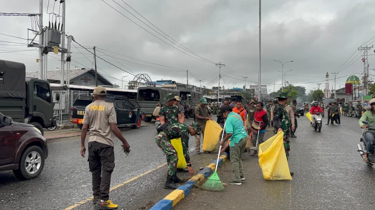 Prajurit Yonif 804/DBAY & Warga Gotong Royong Bersihkan Pasar Oyehe dan Taman Gizi