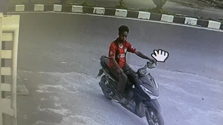 Aksi Maling Helm Terekam CCTV di Parkiran Hotel Horison Ultima Timika