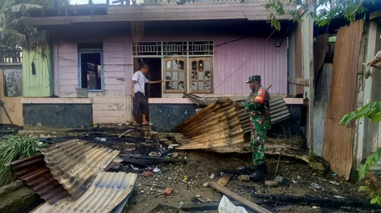 Danramil Nabire dan Warga Gotong Royong Bersihkan Puing Rumah Korban Kebakaran