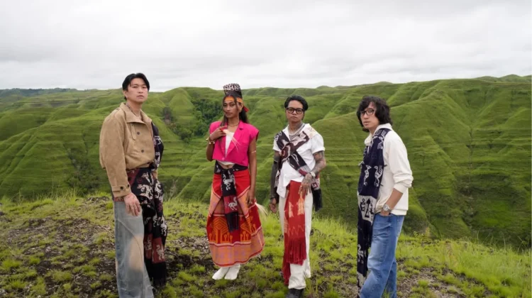 Weird Genius Hadirkan Kolaborasi Bersama Novia Bachmid Lewat "Your Side"