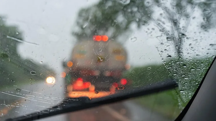 Kelebihan dan Kekurangan Penggunaan Air Sabun pada Wiper Mobil