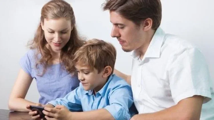 Cara Mencegah Dampak Negatif Media Sosial pada Anak