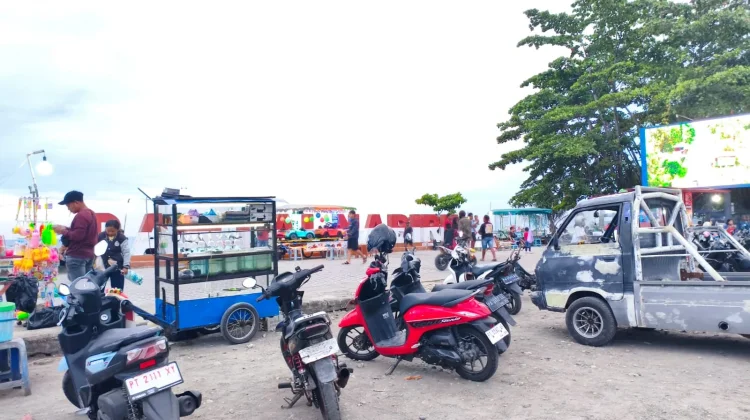 Parkiran Kendaraan Maupun Kebersihan di Area Pantai Nabire dinilai Semberaut