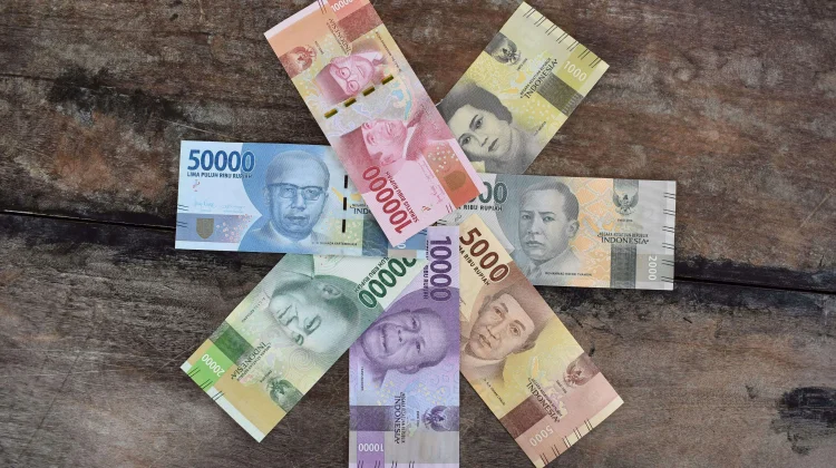 Rupiah Sentuh Rekor Terlemah, Dekati Level Rp18.000 per Dolar