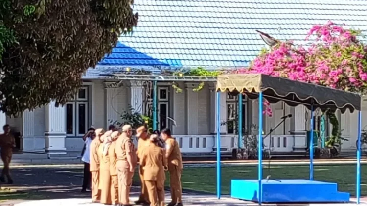 Sejumlah ASN Pemkab Nabire Menerima  SK Pensiun dan SK Kenaikan Pangkart
