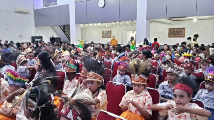 Suasana Ceria Mewarnai Penamatan  siswa-Siswi  TK  Pertiwi delapan Nabire