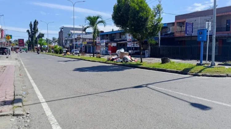 DLH Nabire Kembali Ingatkan Warga, Tidak Lagi Menaru Sampah di Jalur Hijau