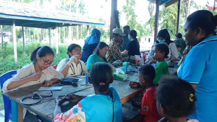 Kapolres Nabire Bawa Bakti Sosial dan Layanan Kesehatan ke Kampung Yeretuar