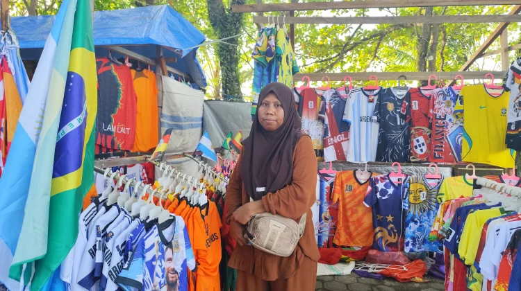 Penjualan Pernak-Pernik Piala Dunia Dongkrak Omset Pedagang di Nabire