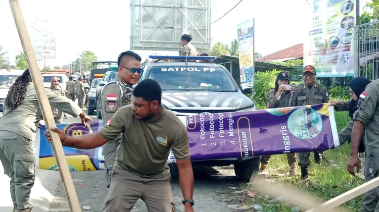 Satpol PP Nabire Tertibkan Baliho Kedaluwarsa untuk Jaga Kebersihan dan Estetika
